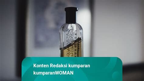 memberikan parfum untuk pasangan.